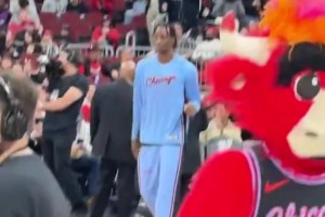 狄龙赛前和公牛吉祥物互送注目礼，有点名场面的意思了